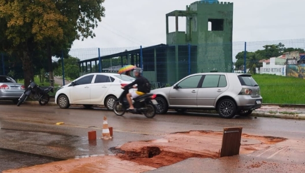 Buraco aberto pela prefeitura e tapado com barro na avenida Nações Unidas causa transtornos após chuva e gera reclamações